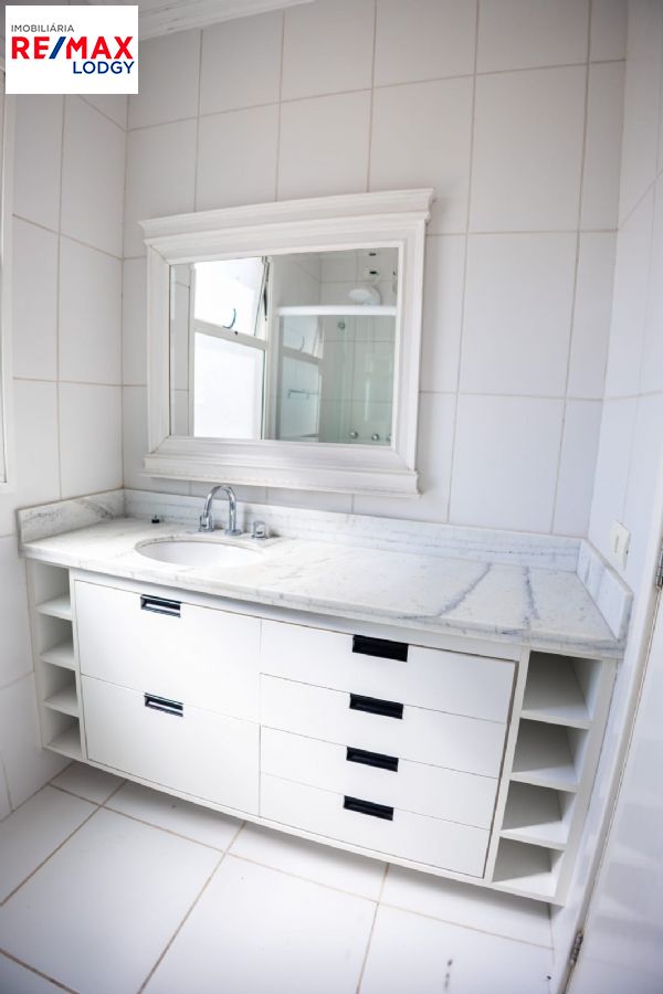 VENDO Casa em Condom�nio Fechado